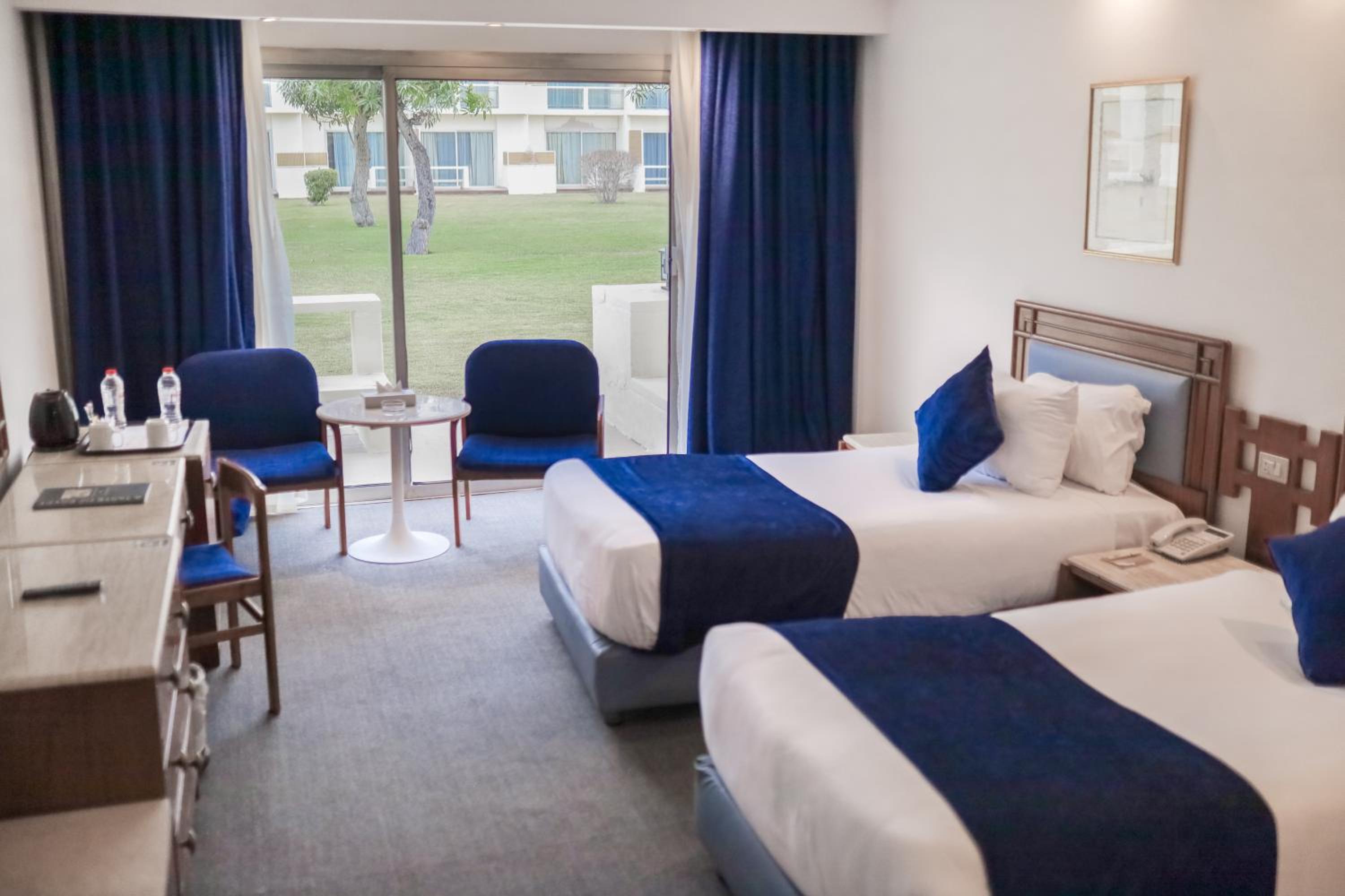 Standard Twin Room – Pyramids Park